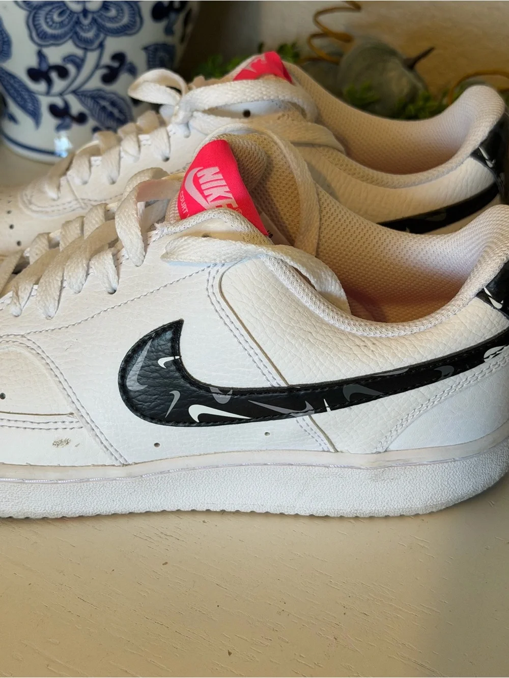 Womens Nike White Low-Top Sneakers w/Black Patterned Swoosh Pink Tongue Size 9